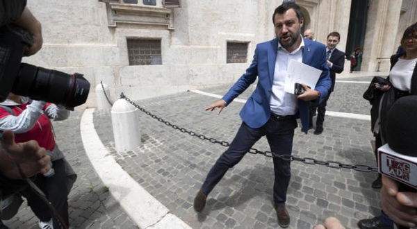 Salvini «rivede» le scorte e manda un bacione a Saviano