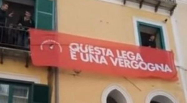 Salerno: vietato esporre lo striscione contro Salvini