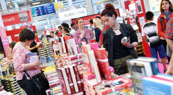 La presenza di Altaforte porta a molte defezioni al Salone del Libro, ma sui social spopola #IoVadoaTorino