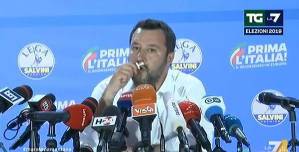 Elezioni Europee, Matteo Salvini bacia il crocifisso e ringrazia il cuore immacolato di Maria