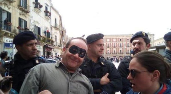 Lecce, più di 50 poliziotti per 11 minuti di comizio di Salvini e per impedire a Zorro di entrare in piazza