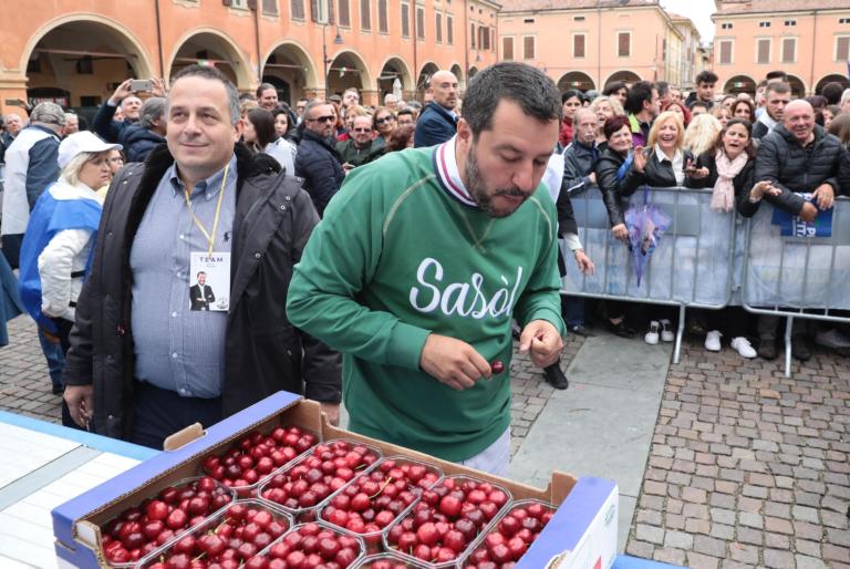 Salvini come Feltri sul riscaldamento globale: «Lo sto aspettando. Qui fa freddo» | VIDEO