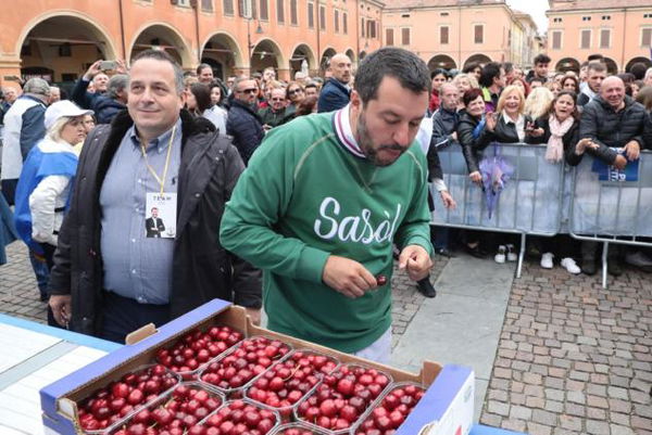 Salvini come Feltri sul riscaldamento globale: «Lo sto aspettando. Qui fa freddo» | VIDEO
