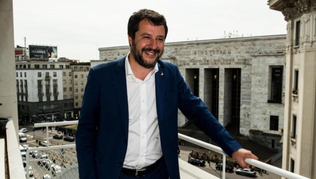 Salvini rogo Libri Torino