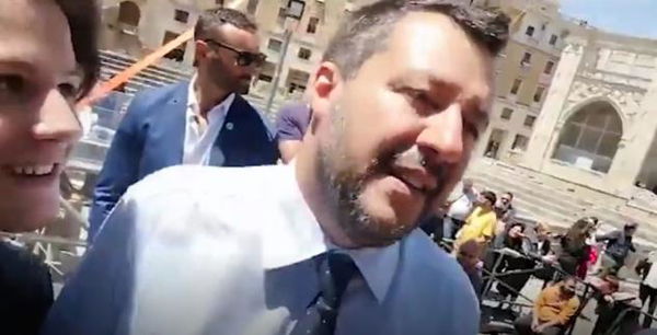 Salvini è distrutto dai selfie bombing | VIDEO
