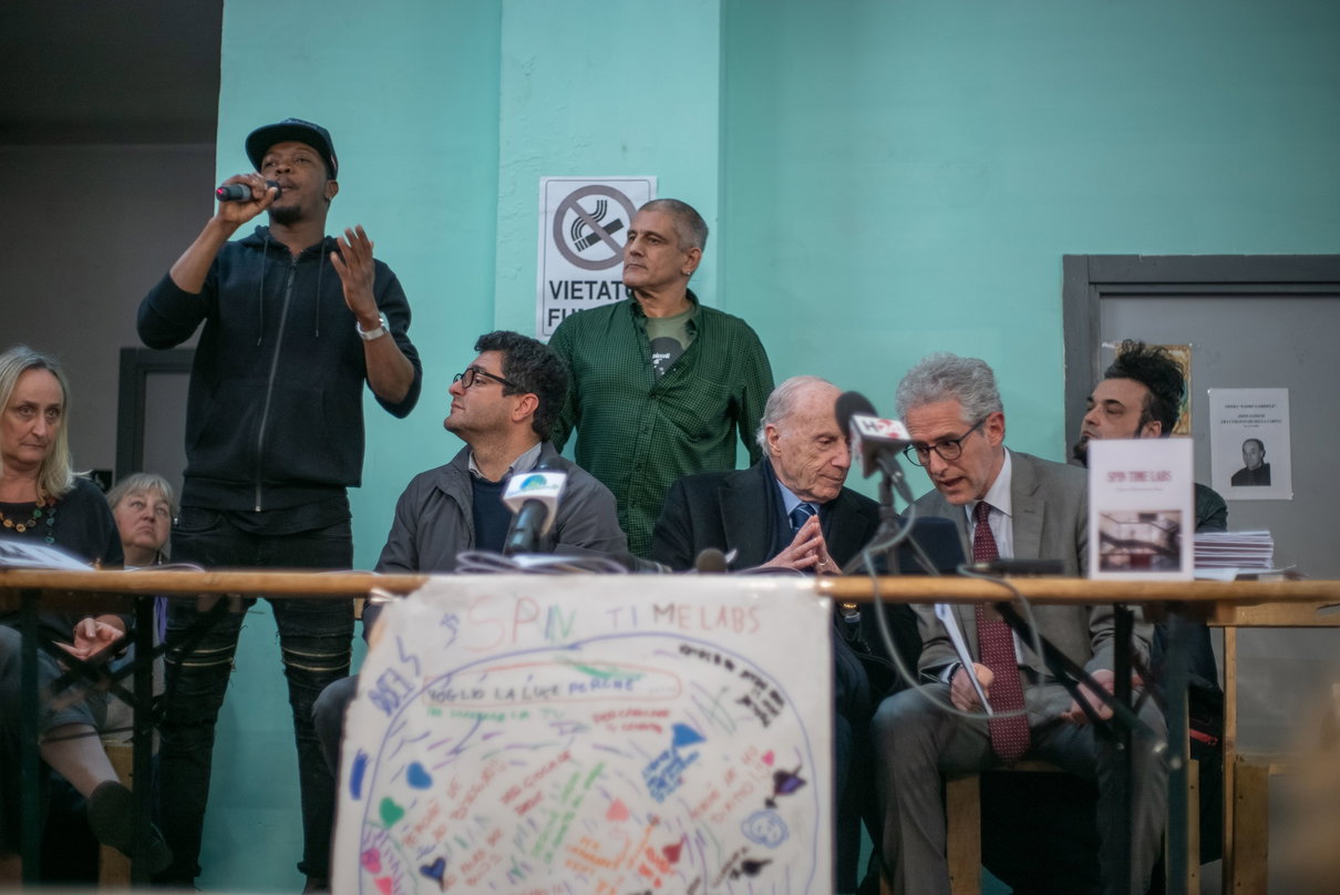 Roma, palazzo occupato: «Non possiamo pagare le bollette a causa di una legge approvata dal governo Renzi» | VIDEO article-post