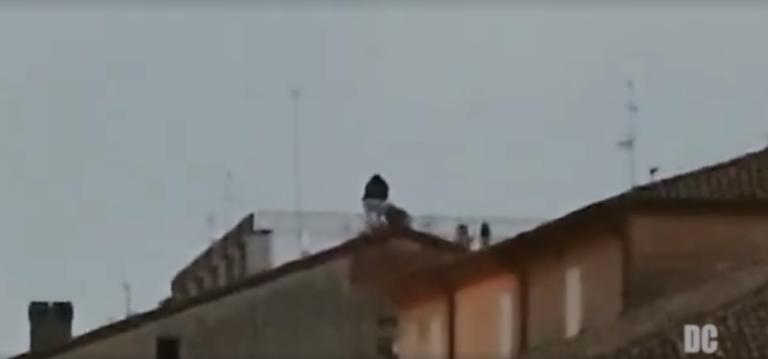 Carpi, un uomo è stato ammanettato e portato in Questura per uno striscione contro Salvini | VIDEO