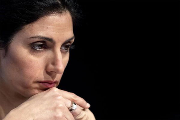 Aumentata la scorta di Virginia Raggi dopo le minacce dei Casamonica