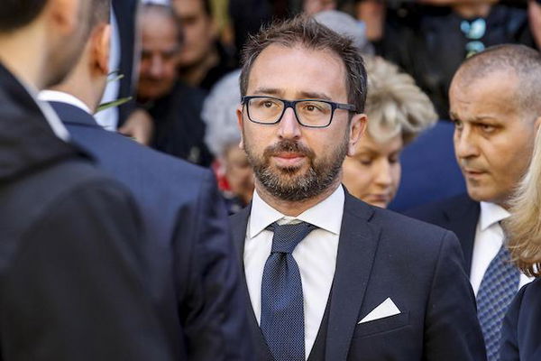 Bonafede vuole la fedina penale pulita per i candidati, ma definisce la bancarotta fraudolenta «un comportamento personale»