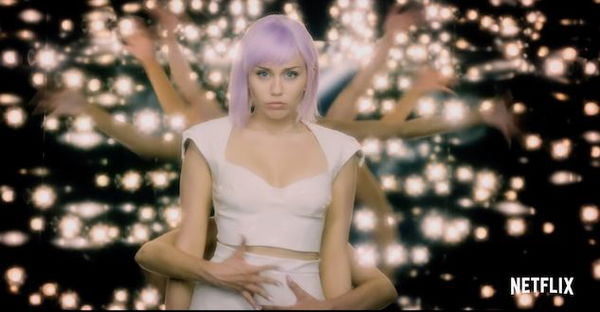 Black Mirror sta tornando: il trailer con Miley Cyrus
