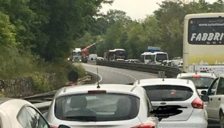 Siena, bus turistico si ribalta a Monteriggioni: un morto e diversi feriti