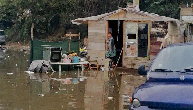 Campi Rom, M5S chiede di trovare dimore alternative prima dello sgombero, ma Salvini ribatte: «Se le trovino»