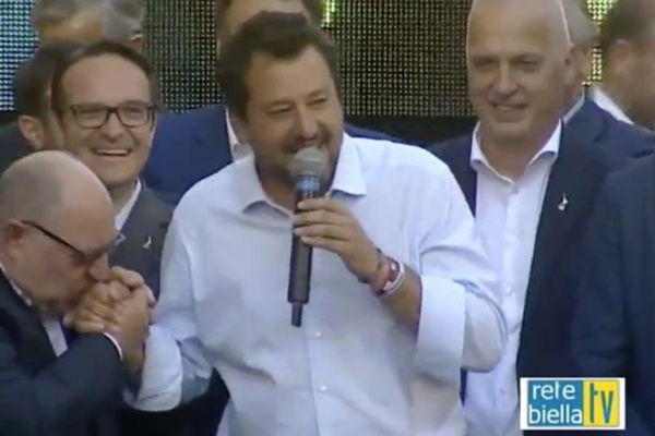 Il candidato leghista e il baciamano a Salvini: «Solo perché gli ho confessato la mia fede interista»