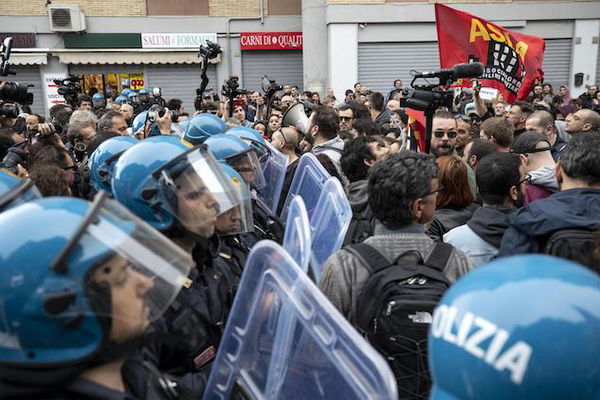 Casal Bruciato, scattano le prime denunce. Landini: «Ha fatto bene Raggi ad andare»
