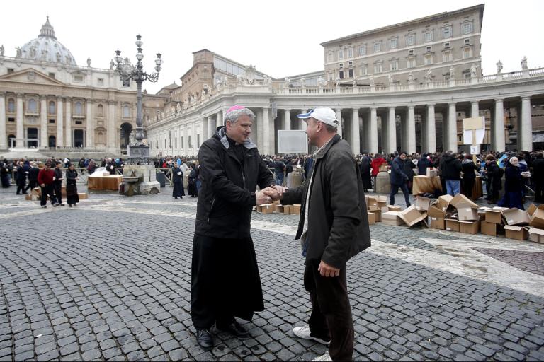 L’elemosiniere del Papa replica a Salvini con un sorriso: «Pagherò io anche le sue bollette»