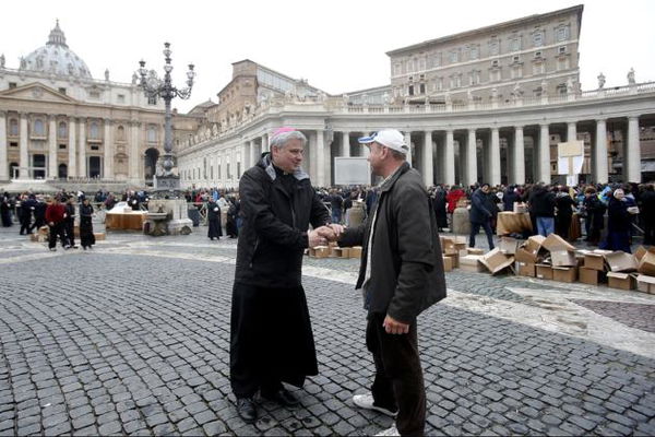 L’elemosiniere del Papa replica a Salvini con un sorriso: «Pagherò io anche le sue bollette»