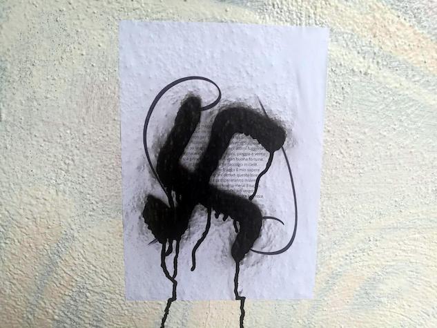 Ancora svastiche a Fiumicino, per coprire le poesie apparse martedì