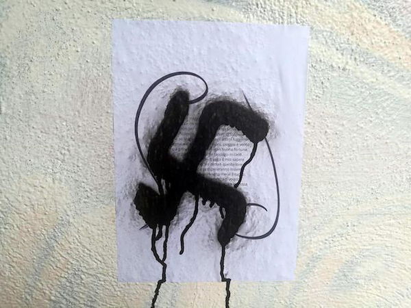 Ancora svastiche a Fiumicino, per coprire le poesie apparse martedì