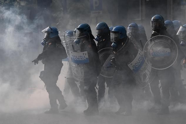Genova, si fanno avanti i poliziotti che hanno picchiato Stefano Origone