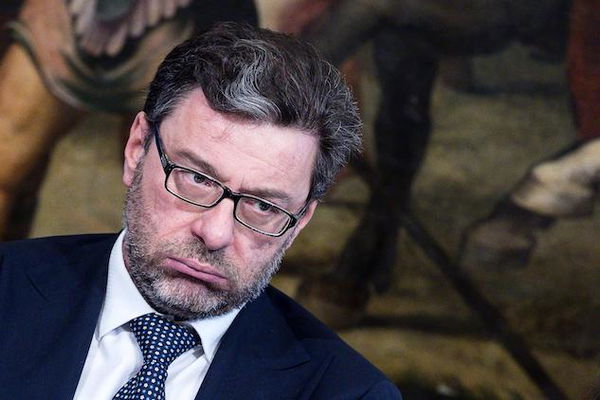 Giorgetti difende i mini-bot: «Sono una possibilità»