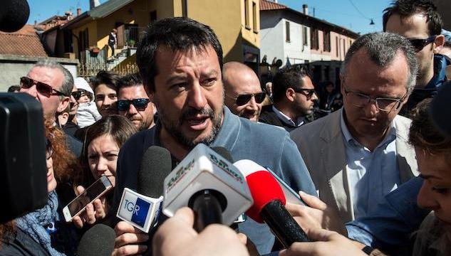 Bologna contro il decreto Salvini: sì dei giudici all'iscrizione all'anagrafe di due migranti
