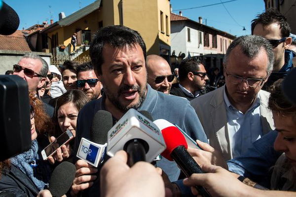 Bologna contro il decreto Salvini: sì dei giudici all’iscrizione all’anagrafe di due migranti