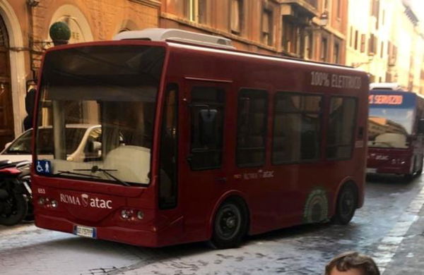 Roma, anche gli autobus elettrici vanno in fiamme in pieno centro