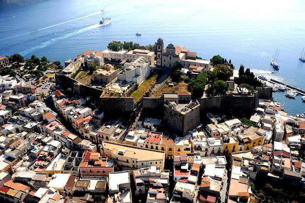 Turista olandese chiede se essere di colore è un problema prima di prenotare a Lipari