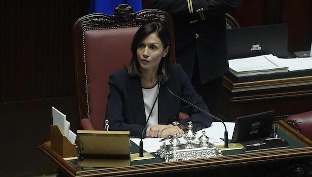 Mara Carfagna bacchetta Salvini in aula: «Non siamo a scuola»