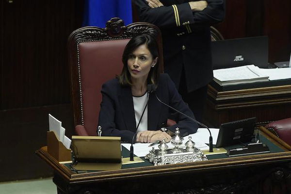Mara Carfagna bacchetta Salvini in aula: «Non siamo a scuola»