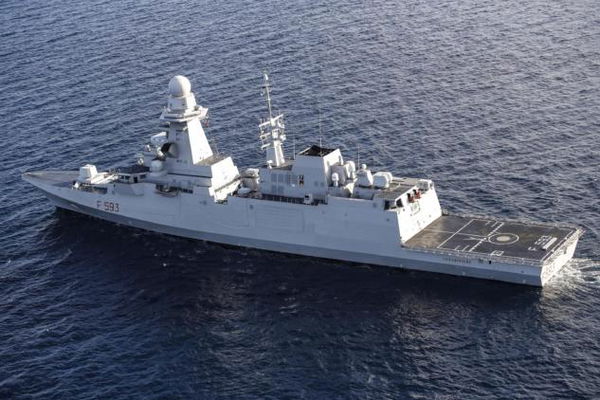 La Marina Militare italiana soccorre 40 migranti. Salvini: «Io porti non ne do. Qualcuno mi rema contro»