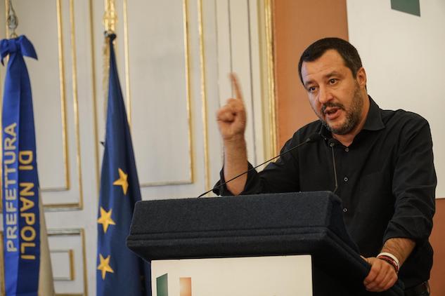 Matteo Salvini contestato a Napoli risponde alle critiche: «L’elicottero lo uso per lavorare, non per mangiare la pizza»