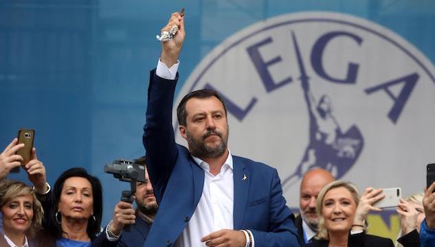 Civiltà Cattolica contro Matteo Salvini: «No a rosari in politica, cristiani si indignino»