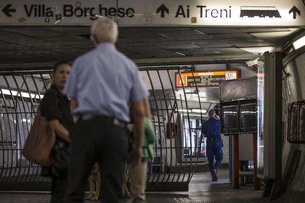 Metro A, dopo un mese e mezzo riapre Piazza di Spagna: «E ce lo dite così?»