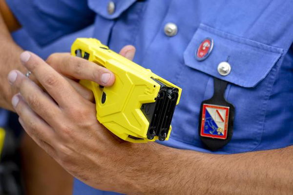 Milano dice no ai taser: «Noi tuteliamo e difendiamo i diritti della persona»