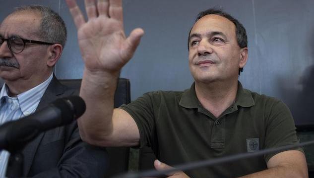 Mimmo Lucano torna a Riace, anche se solo per poche ore