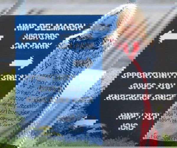 Pamela Anderson fa visita a Julian Assange: «Gli voglio bene, è la persona più innocente del mondo»