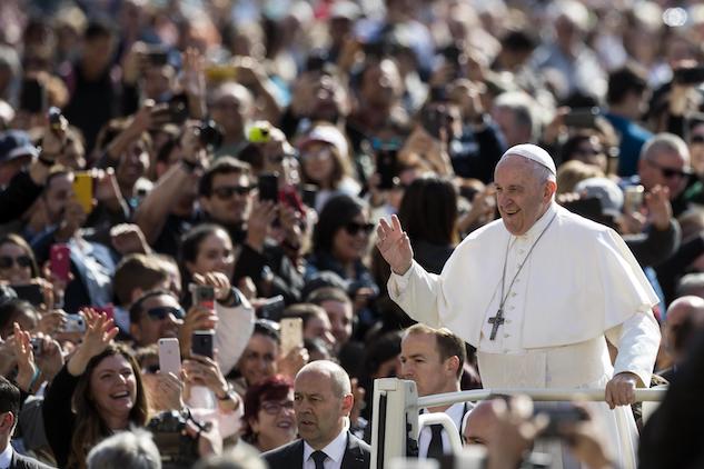 Il Papa dalla parte dei Rom: «Soffro con voi, delinquente è chi scarta la gente» article-post