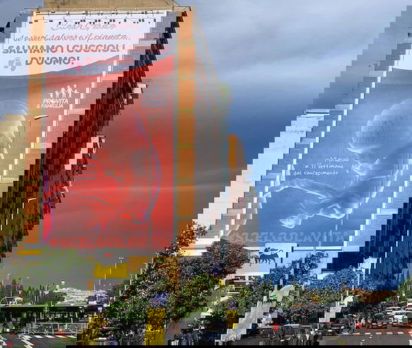 Il nuovo manifesto Pro Vita a Roma che si rivolge a Greta Thunberg