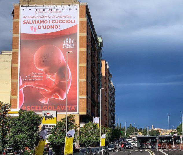 Il nuovo manifesto Pro Vita a Roma che si rivolge a Greta Thunberg article-post