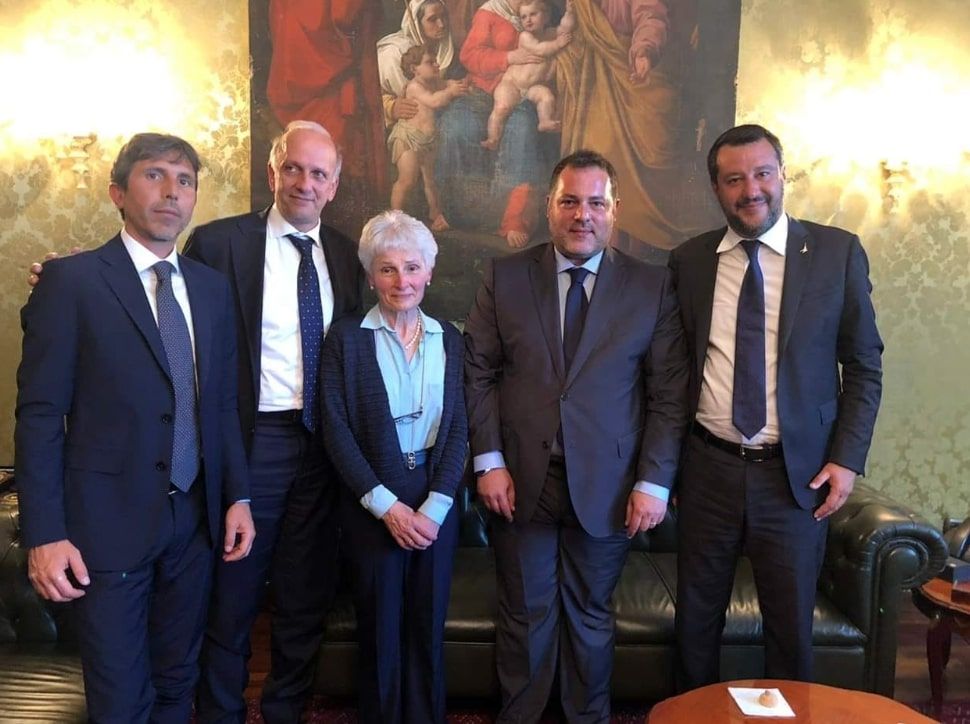La foto di Salvini con la prof sospesa di Palermo: «Spiegherò che è sbagliato accostare leggi razziali e decreto sicurezza» article-post