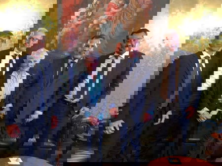 La foto di Salvini con la prof sospesa di Palermo: «Spiegherò che è sbagliato accostare leggi razziali e decreto sicurezza» article-post