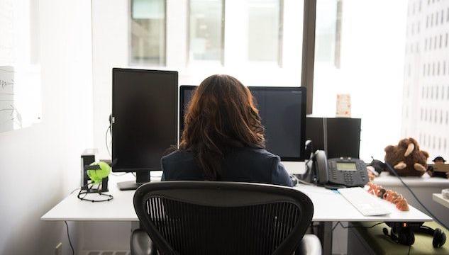Russia, donne pagate di più se indossano gonne corte: «Un modo per far socializzare il team»