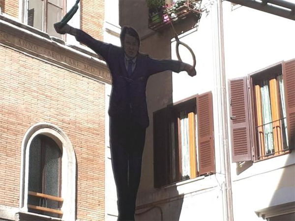 Pompieri e polizia per rimuovere la sagoma di Conte agli anelli