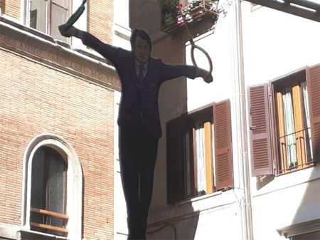 Pompieri e polizia per rimuovere la sagoma di Conte agli anelli article-post