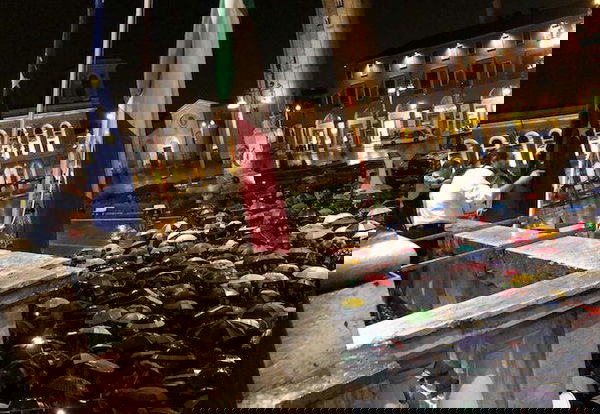 Matteo Salvini parla dallo stesso balcone del Duce a Forlì, la piazza canta «Bella Ciao»