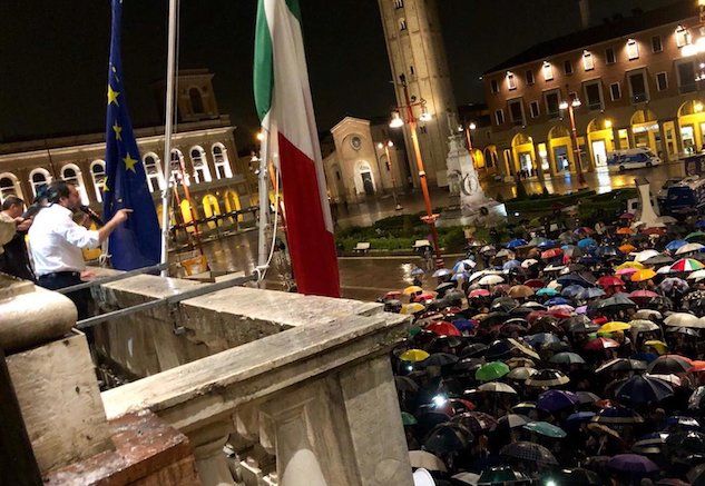 Matteo Salvini parla dallo stesso balcone del Duce a Forlì, la piazza canta «Bella Ciao» article-post
