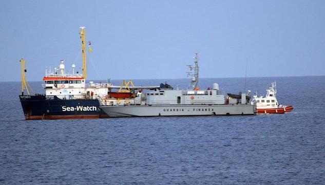Il comandante della Sea Watch 3 è indagato per favoreggiamento dell’immigrazione clandestina