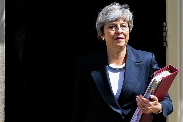 Theresa May non si dimette nemmeno stavolta, ma continua a perdere pezzi article-post