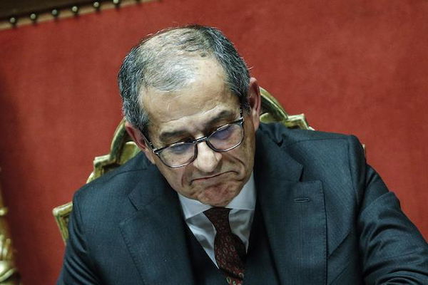 Tria:«Non ci sono le coperture per il decreto famiglia», il M5S: «Le abbiamo trovate noi»